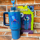 KIT STITCH DIA DAS CRIANÇAS - PELÚCIA GIGANTE STITCH, 1 COPO STANLEY, 1 CROCS E 1 PACK DE JIBBITZ